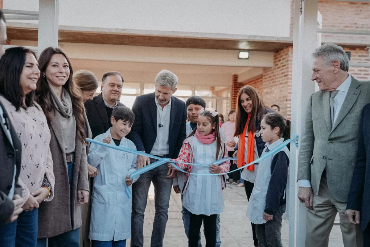 Frigerio inauguró una escuela, entregó equipos al hospital y recorrió obras en Chajarí