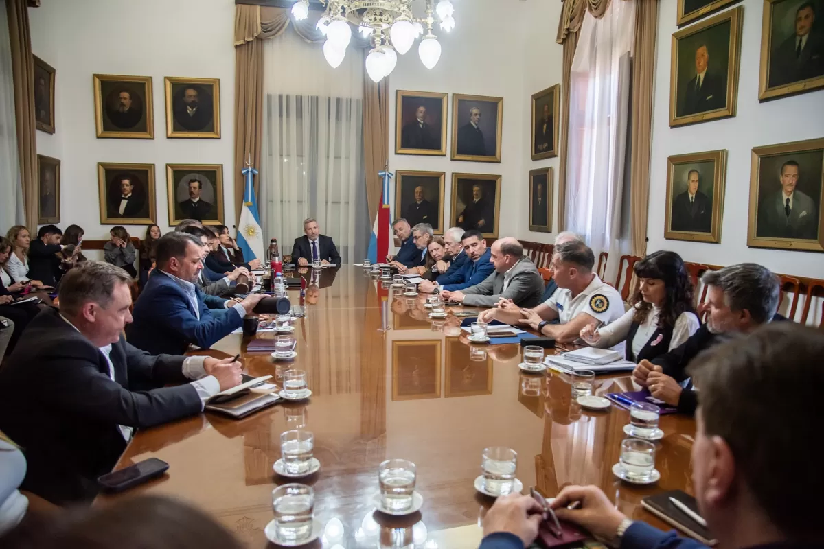 En reuni&oacute;n de gabinete, Frigerio trat&oacute; una agenda centrada en salud mental y prevenci&oacute;n clim&aacute;tica