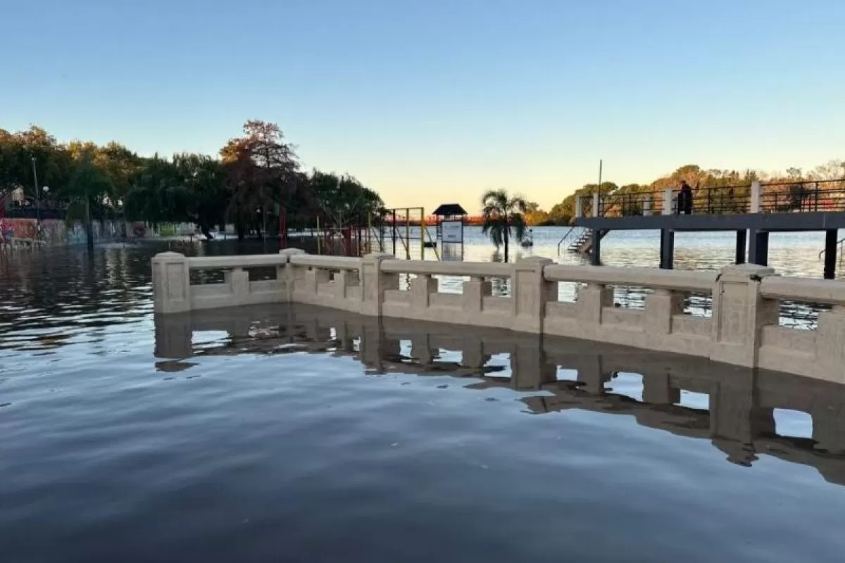 La creciente del río Gualeguaychú afectó el alumbrado público en gran parte de la Costanera