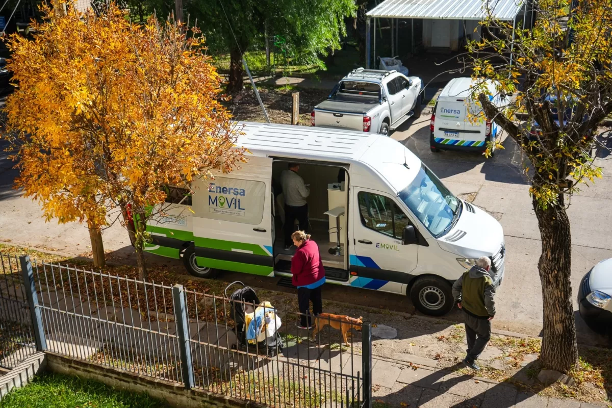 Enersa estuvo con su oficina m&oacute;vil en el barrio Paran&aacute; XIV