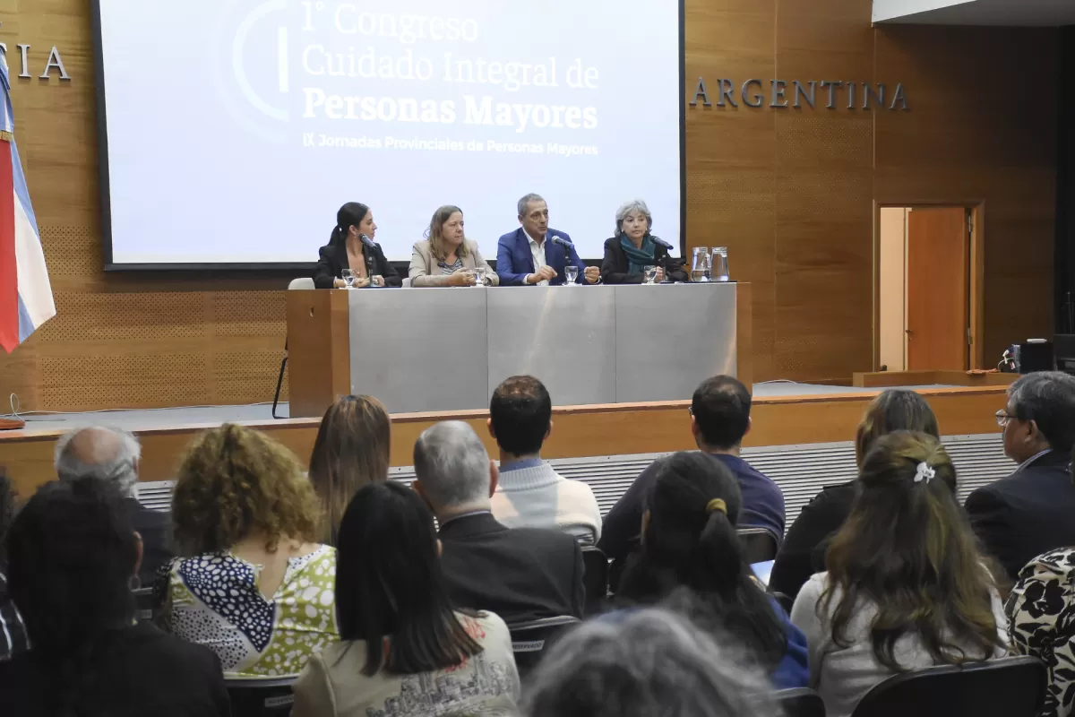 Con más de 300 participantes, se desarrolló el primer congreso sobre cuidado integral de personas mayores en Paraná