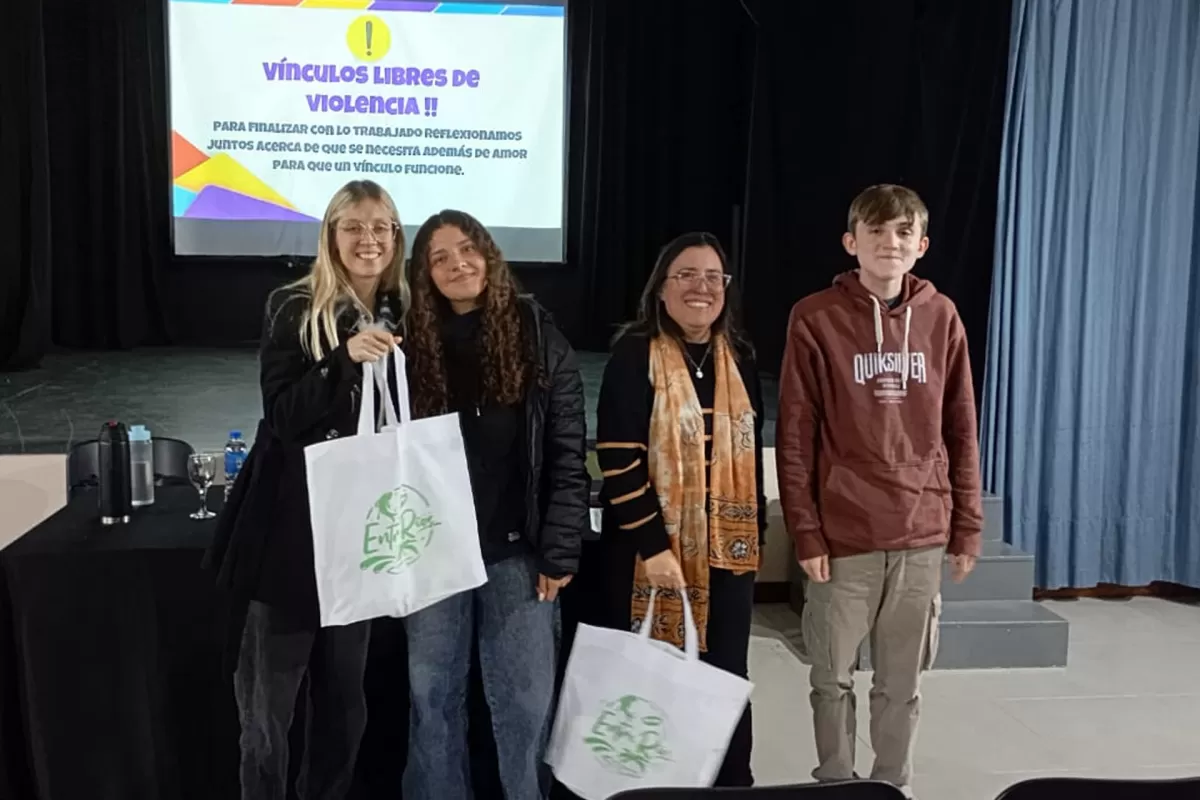 Adolescentes de San Salvador debatieron sobre amor rom&aacute;ntico y violencia de g&eacute;nero