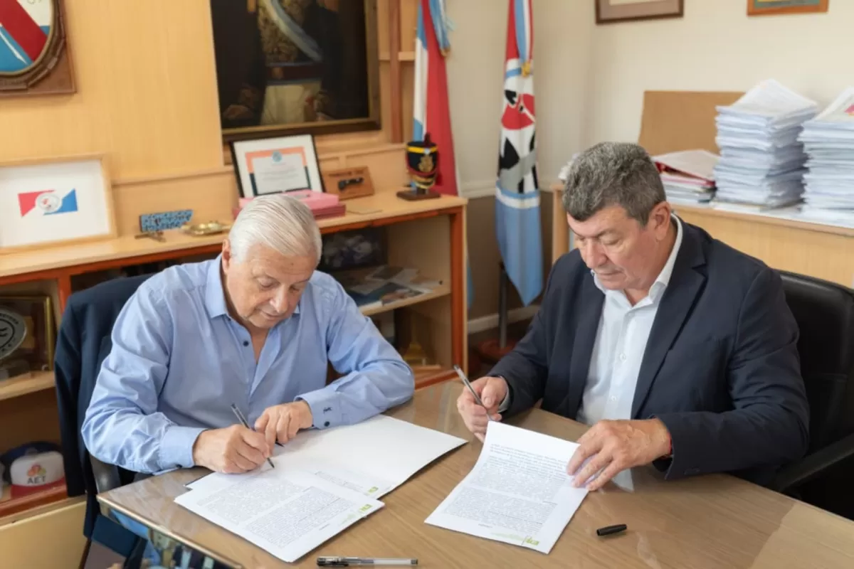 Rubricaron un convenio para la terminaci&oacute;n de 63 viviendas en Concepci&oacute;n del Uruguay