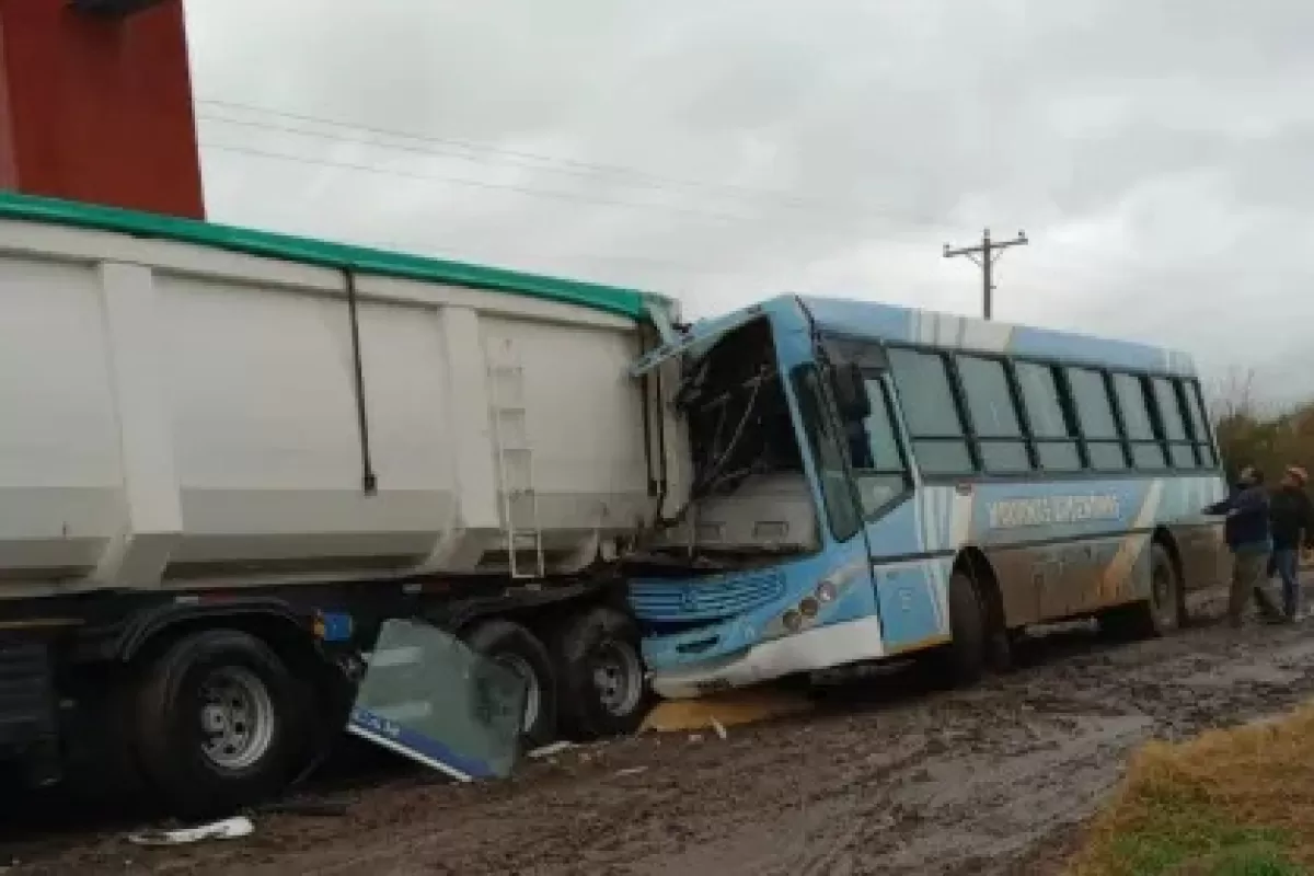 Colectivo se incrustó a gran velocidad contra un camión en el ingreso a Ombú
