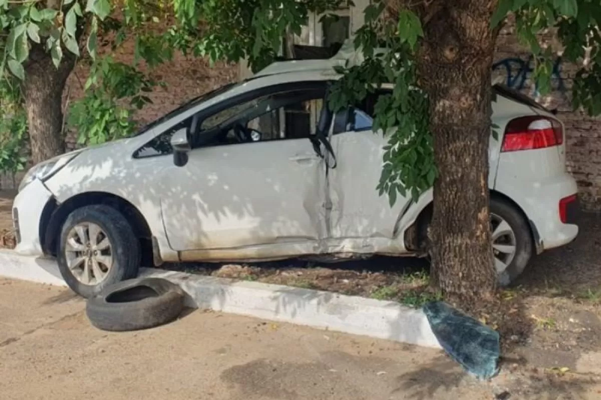 Perdió el control del vehículo y quedó atrapado entre dos árboles en Concordia