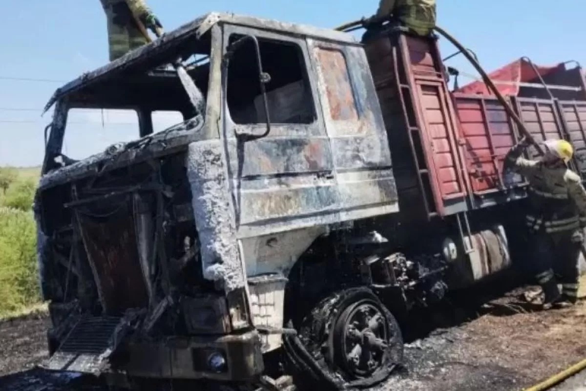 Accidente vial en Ruta 12: un camión con acoplado se quemó por completo