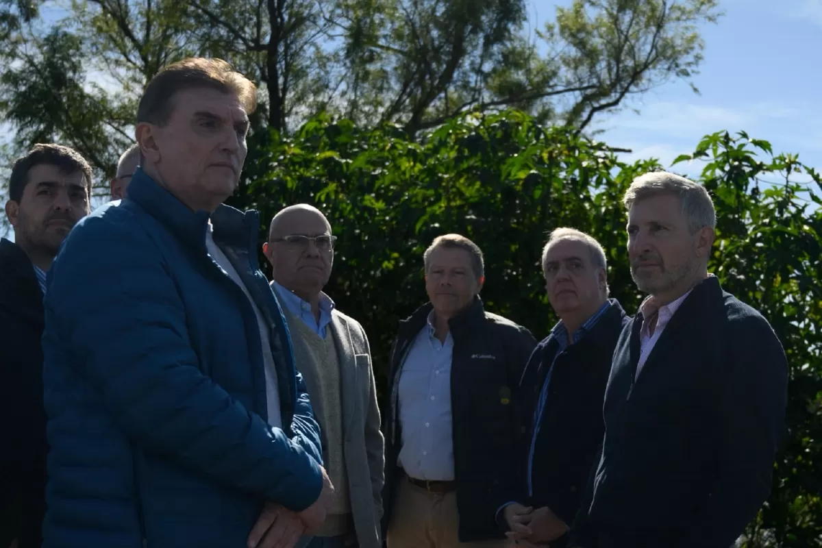 Frigerio dio inicio a obras en el arroyo Cabay&uacute; Cuati&aacute; y entreg&oacute; equipamiento hidr&aacute;ulico