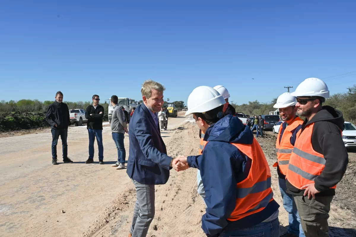 "Tenemos que reconstruir esa confianza perdida de la gente en la pol&iacute;tica", afirm&oacute; Frigerio al recorrer la obra de la ruta 20