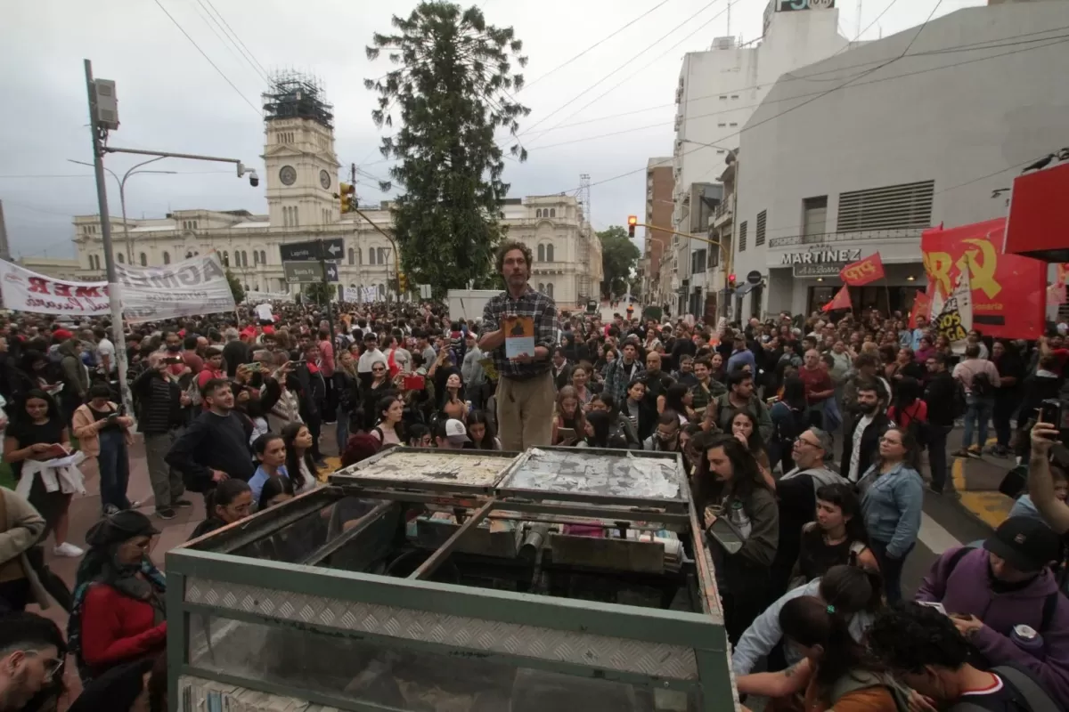 Marcha Universitaria en Paraná: gran movilización en defensa de la educación pública