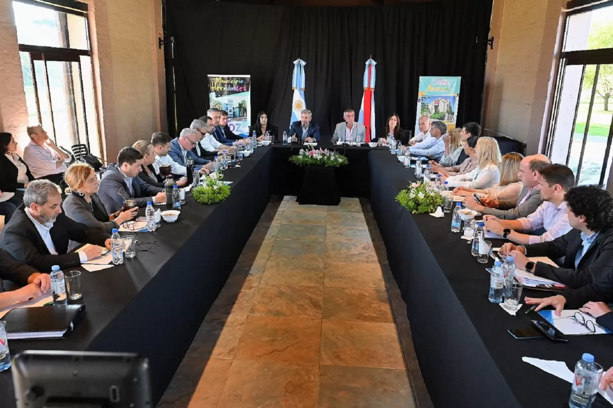 Frigerio encabezó una reunión de gabinete en Hernández y reafirmó el compromiso con las prioridades locales