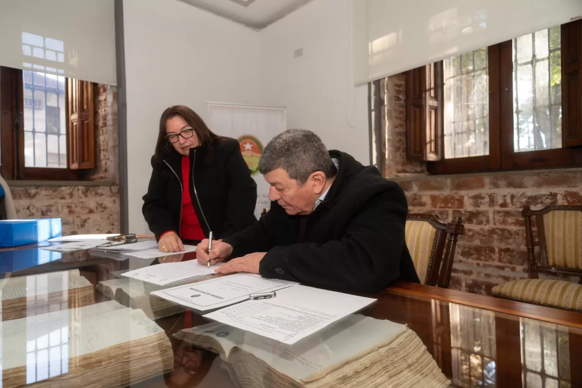 Familias de Paraná firmaron las escrituras de sus viviendas