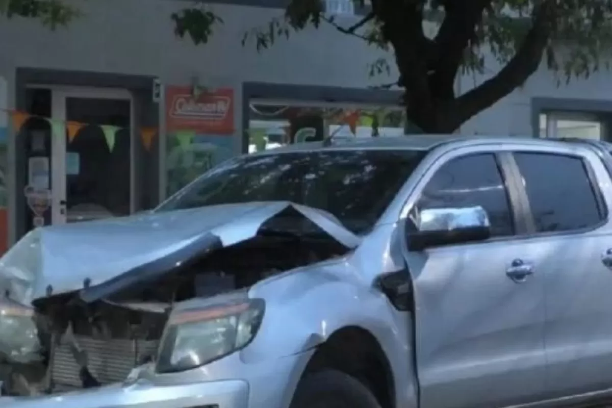 La conductora de una camioneta embistió violentamente un árbol en Crespo