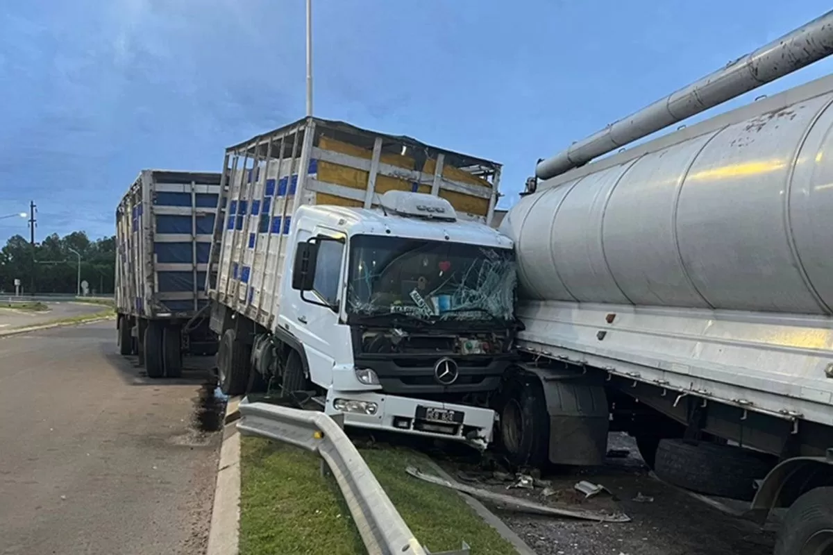 Un conductor sufrió lesiones leves tras un choque entre camiones en Ruta 20