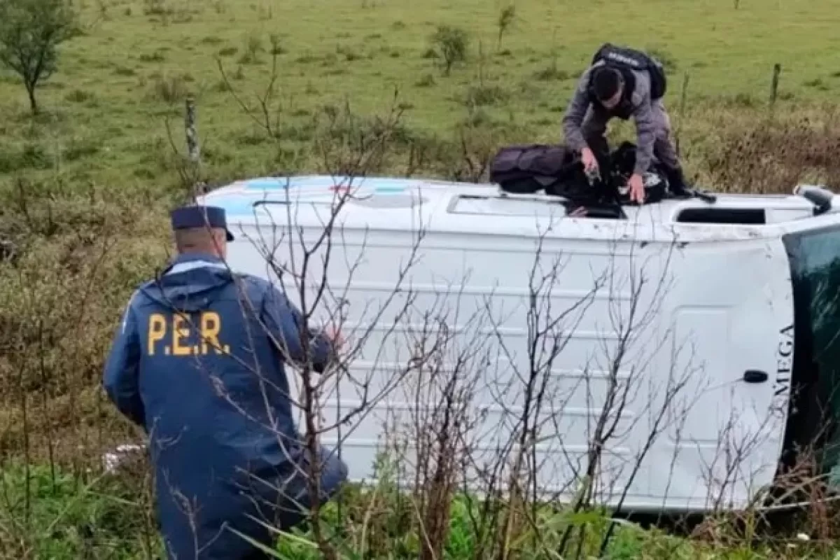 Hospitalizaron a un detenido y a un agente tras el vuelco de una camioneta del Servicio Penitenciario