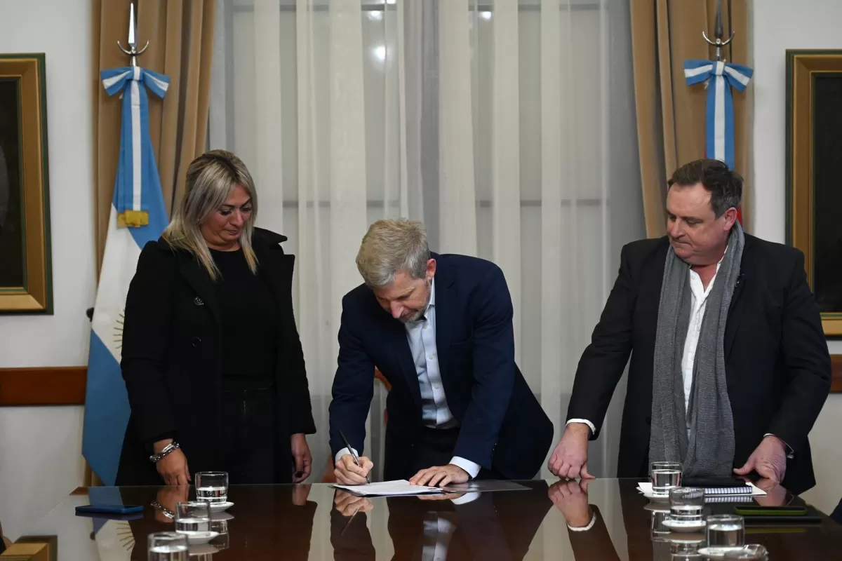 Frigerio firm&oacute; convenios con municipios y comunas para fortalecer el mantenimiento de caminos provinciales