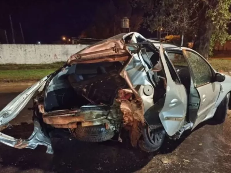 Violento choque de un auto contra un árbol dejó cuatro heridos en Concordia
