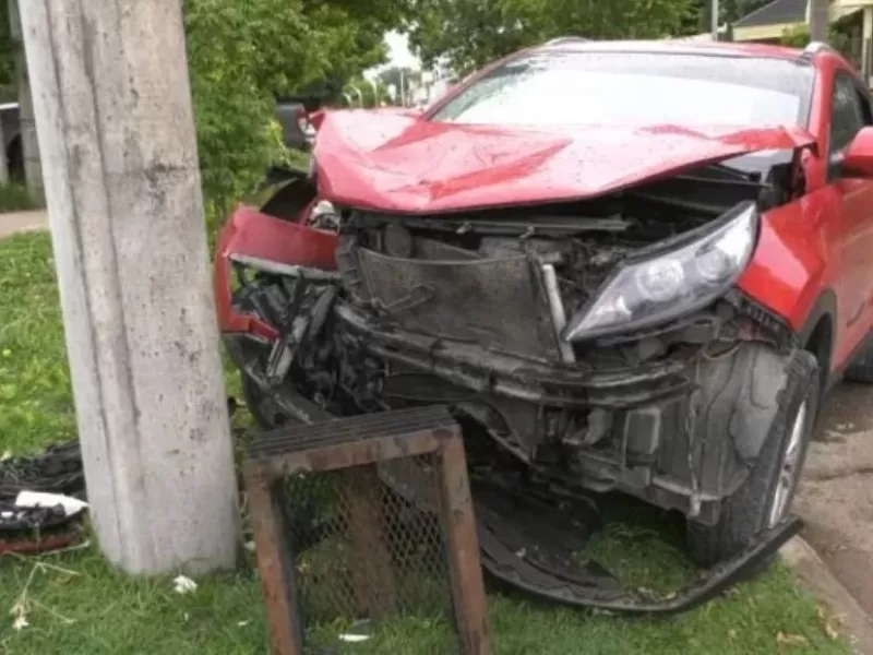 Crespo: un auto estrelló contra un poste y quedó destruido