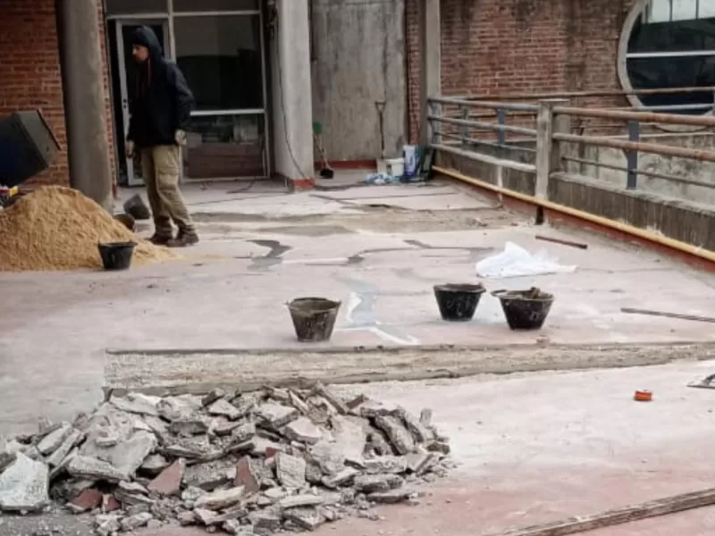 Realizan obras en la escuela “Hellen Keller” por filtraciones y fallas en el sistema de agua