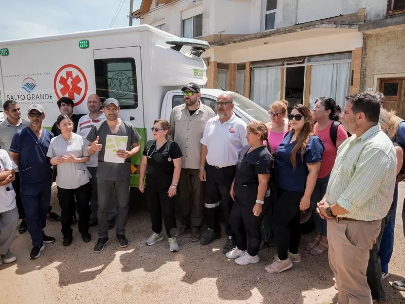 Salud entregó una ambulancia 4x4 de mediana complejidad al hospital de Villa Paranacito