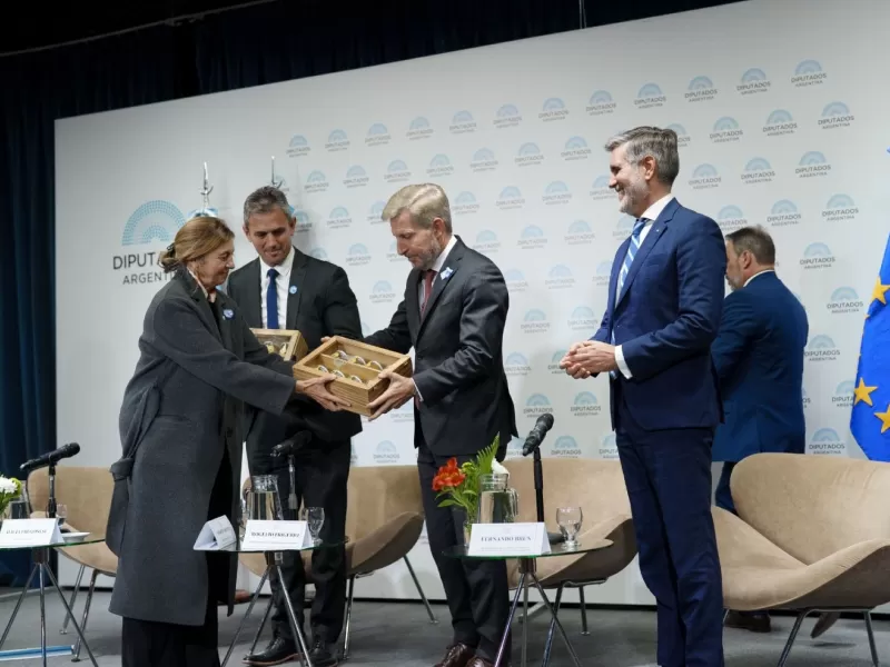 Frigerio present&oacute; el potencial ap&iacute;cola de Entre R&iacute;os en la Semana de la Miel
