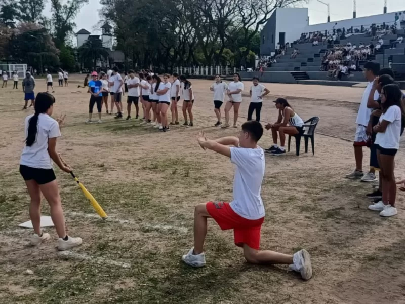 Más de 200 estudiantes participaron de un encuentro interescolar de sóftbol en Colón