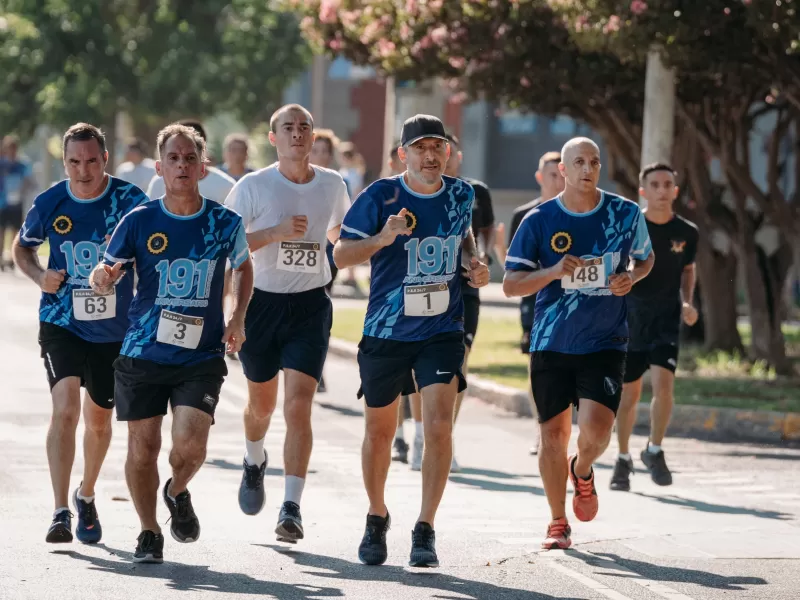 El gobernador Frigerio participó activamente de la carrera por el aniversario de la Policía de Entre Ríos