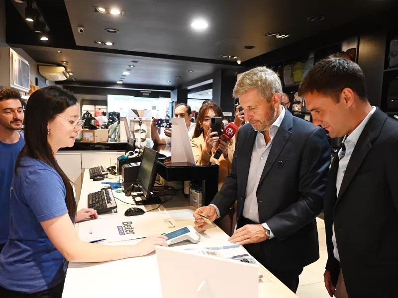 Sidecreer lanzó su nueva tarjeta con un sistema renovado y una red de terminales de pagos y cobros propia