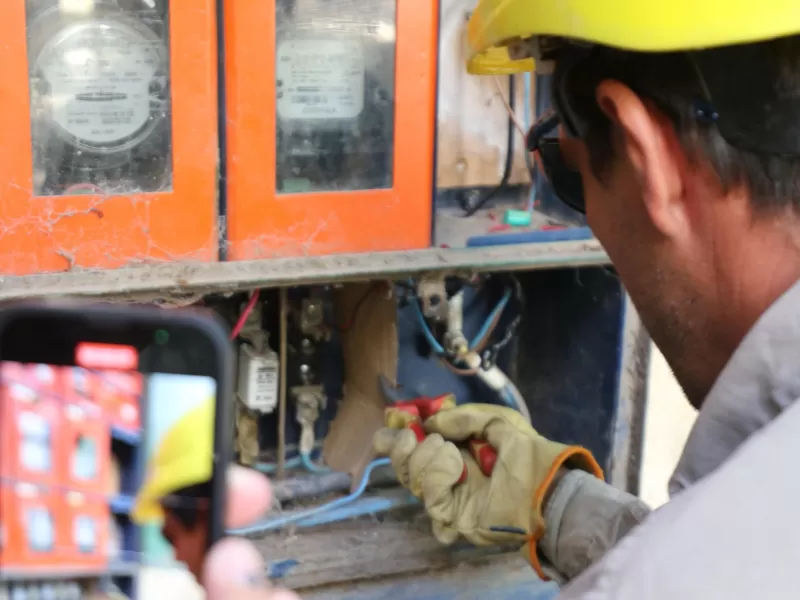 Enersa avanza en la regularización del servicio eléctrico con respuestas positivas de los vecinos