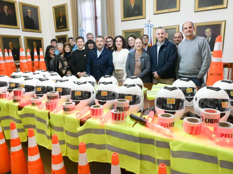 Entregaron herramientas de seguridad vial a 14 localidades de la provincia