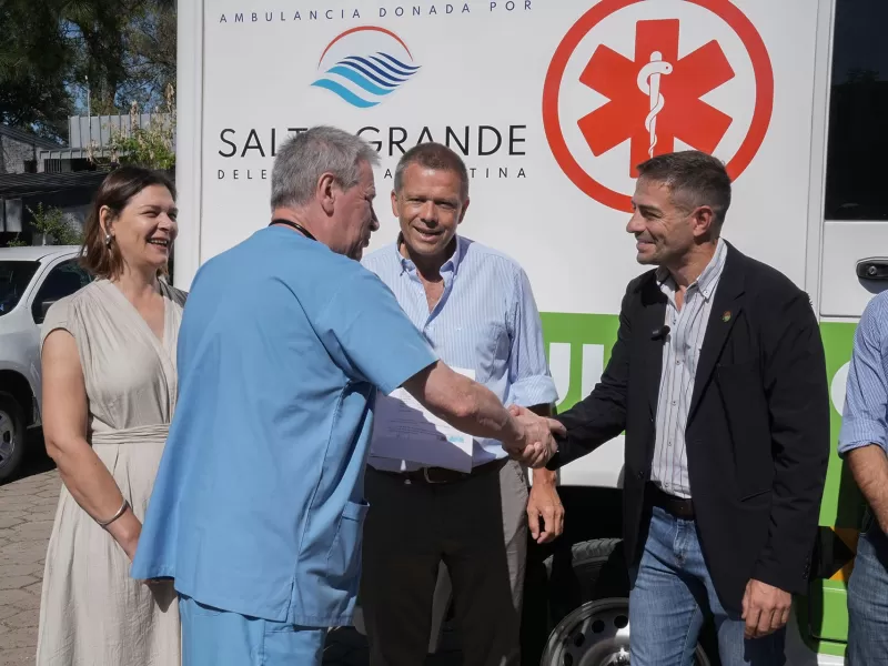 El Gobierno otorgó una ambulancia de mediana complejidad en La Paz