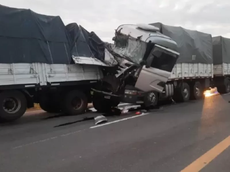 Impactante choque entre dos camiones en Ceibas: no se registraron heridos