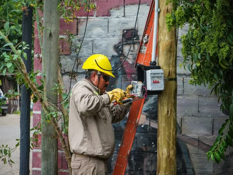 Enersa trabaja en Puerto S&aacute;nchez para regularizar las conexiones el&eacute;ctricas