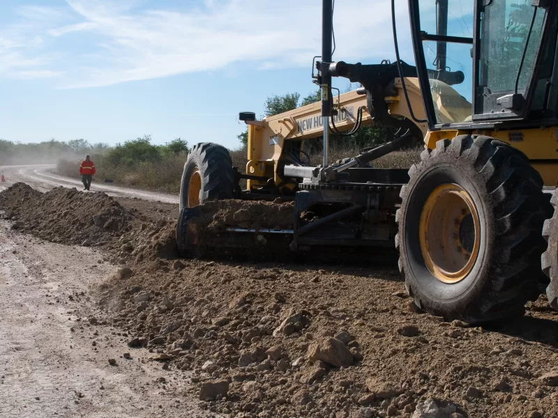 Trabajan en la conservación de la ruta provincial entre Viale y Maciá