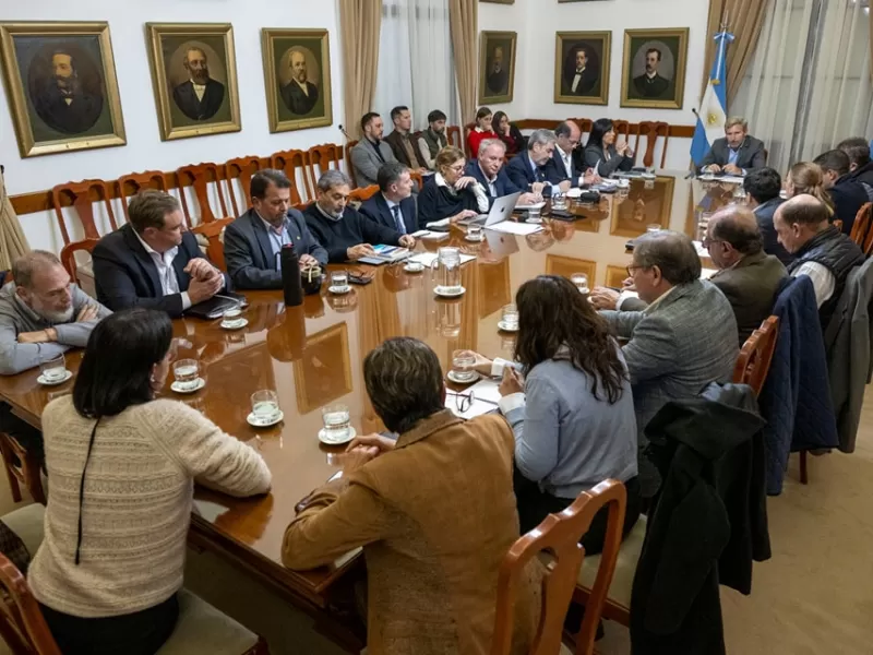 Frigerio encabezó una nueva reunión de Gabinete centrada en obras viales y cuidado del gasto público