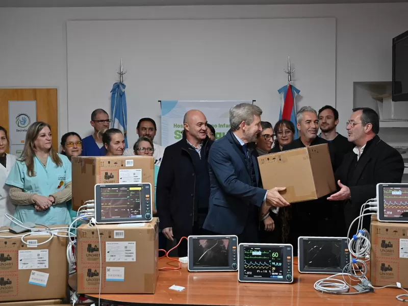 Frigerio entregó monitores multiparamétricos a hospitales y centros de salud de la provincia