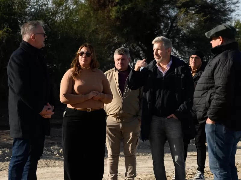 Frigerio recorri&oacute; las obras en el acceso pavimentado a Puerto Curtiembre