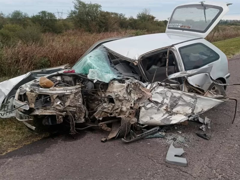 Un auto y un camión colisionaron a dos kilómetros de María Grande