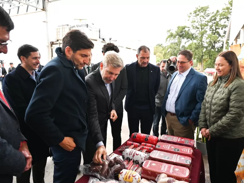 Frigerio y Pullaro entregaron el decreto de adhesi&oacute;n al RINI a Granalier