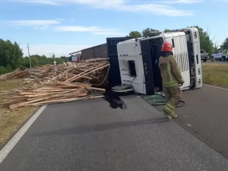 Volcó un camión con madera en Ruta 12