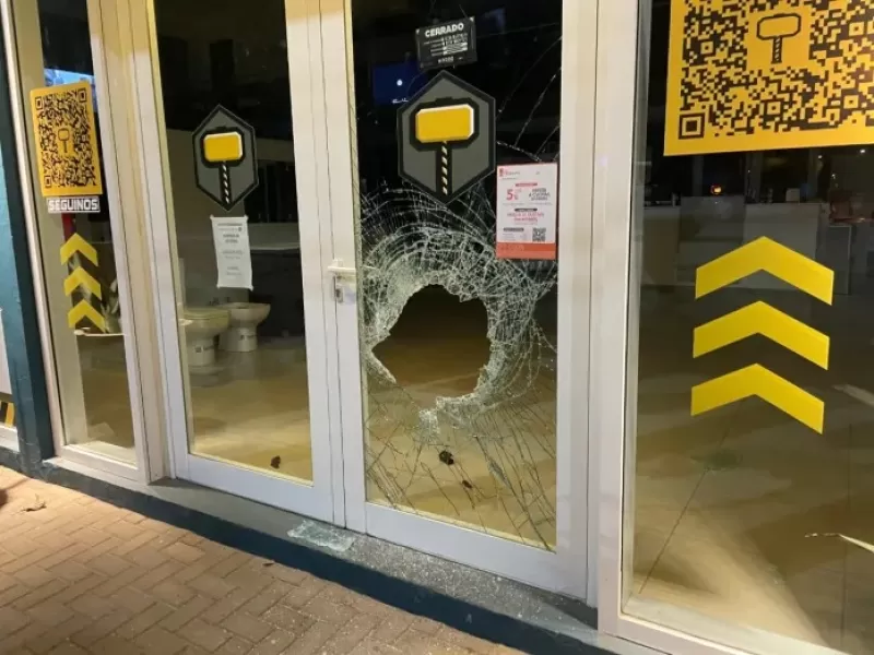 Dos adolescentes rompieron la vidriera de un comercio en Paraná y robaron una hidrolavadora