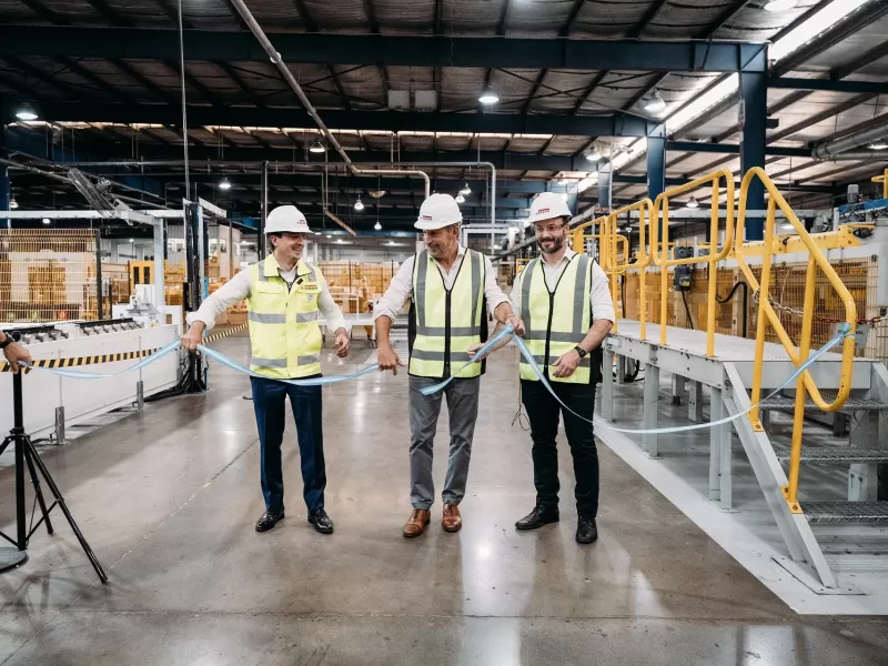 Frigerio participó de la inauguración de una nueva línea de molduras en la empresa Egger
