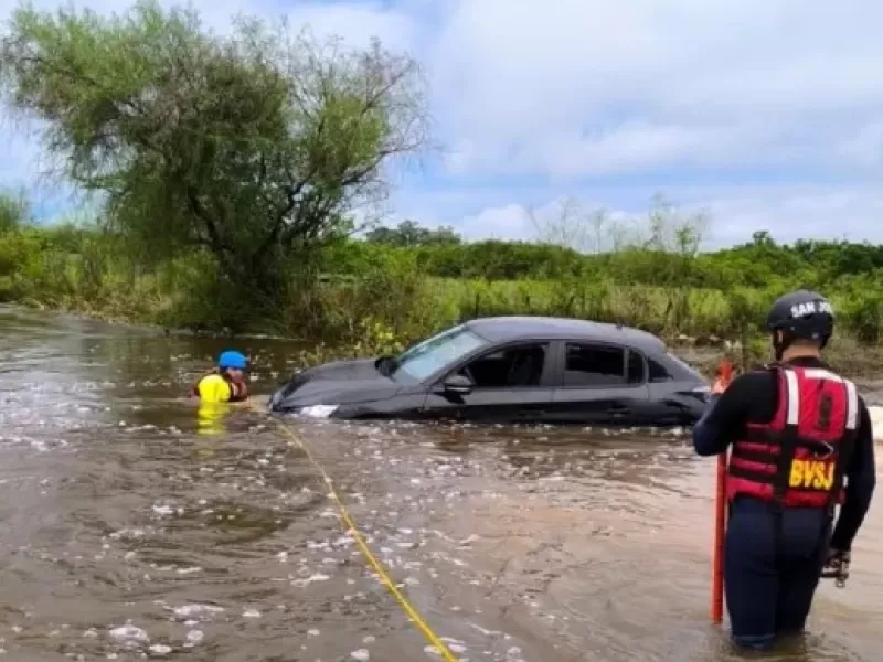 Rescataron a una familia que era arrastrada por el agua dentro de un auto en San José