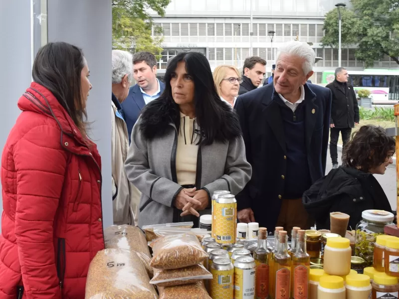 La Semana de la Miel en Entre R&iacute;os arranc&oacute; en Plaza Mansilla