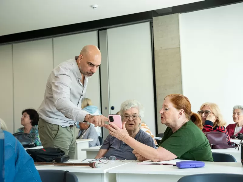 Entre R&iacute;os impulsa capacitaciones para acompa&ntilde;ar a personas mayores en el uso de herramientas bancarias