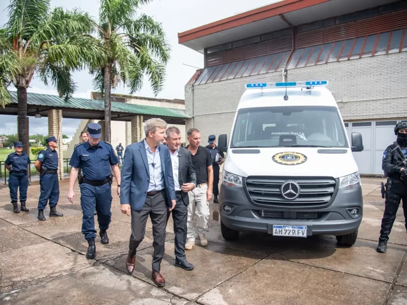 Frigerio entreg&oacute; m&oacute;viles y equipamiento a la Polic&iacute;a para reforzar la seguridad con tecnolog&iacute;a de punta