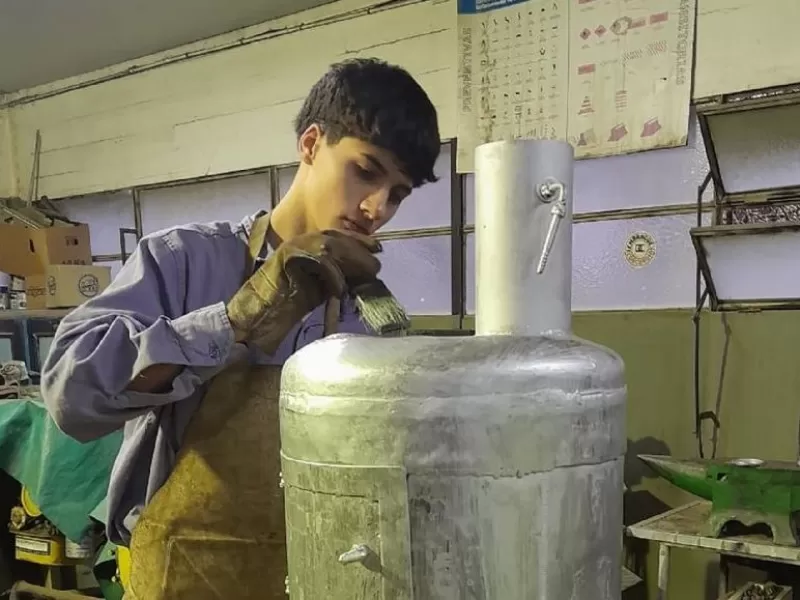Estudiantes de la escuela técnica de Colón fabrican nuevamente estufas a leña