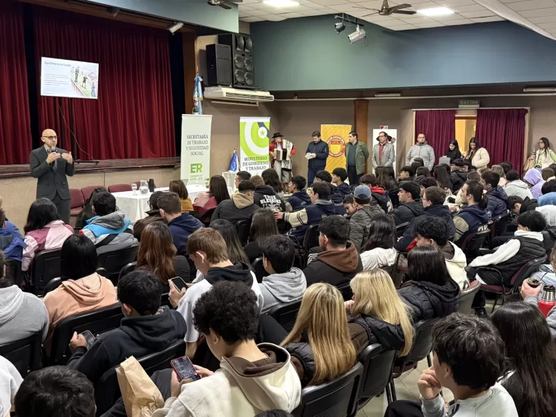 M&aacute;s de 100 j&oacute;venes de Federal participaron de talleres sobre empleo y derechos laborales