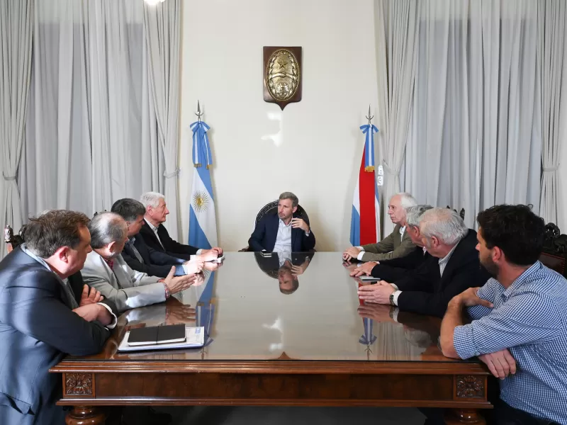 Frigerio recibi&oacute; a representantes de CRA y Farer para analizar la situaci&oacute;n de los caminos rurales