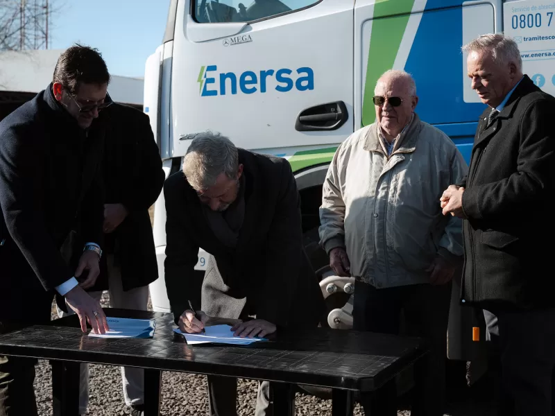 Con una inversi&oacute;n de 25.000 millones de pesos, Frigerio firm&oacute; en Viale el acta inicio para la repotenciaci&oacute;n el&eacute;ctrica de la regi&oacute;n