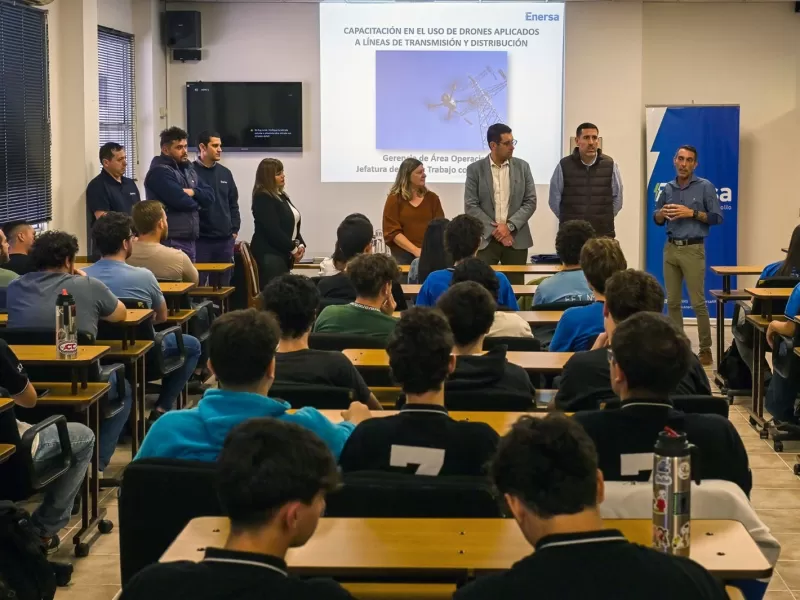 Enersa brind&oacute; una charla sobre el uso de drones a estudiantes de escuela t&eacute;cnica